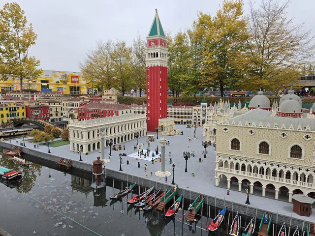 Der Markusplatz im Miniland: der rote Campanile, die Biblioteca Marciana, der Dogenpalast und eine Reihe Gondeln am Kai