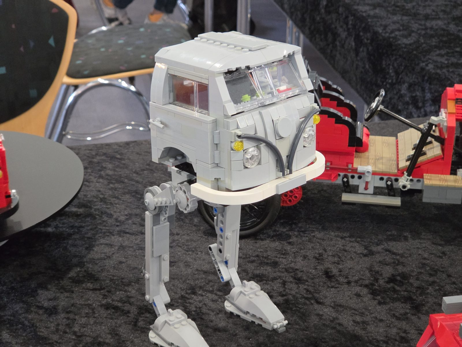 Ein VW T1 Bulli aus LEGO, der auf den Beinen eines AT-AT-Schreiters steht